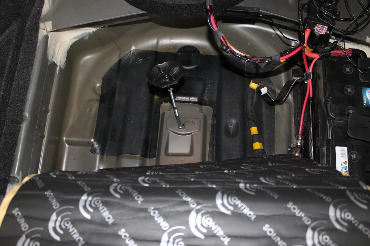 Dodge Challenger : sonorisation BLAM, navigation Alpine et caisson Axton