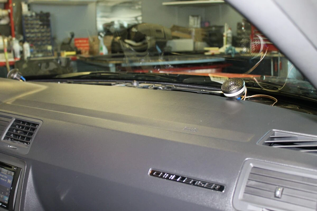 Dodge Challenger : sonorisation BLAM, navigation Alpine et caisson Axton