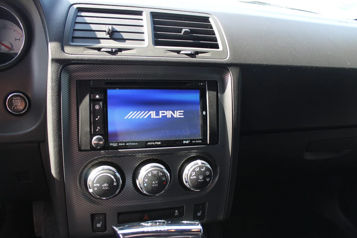 Dodge Challenger : sonorisation BLAM, navigation Alpine et caisson Axton