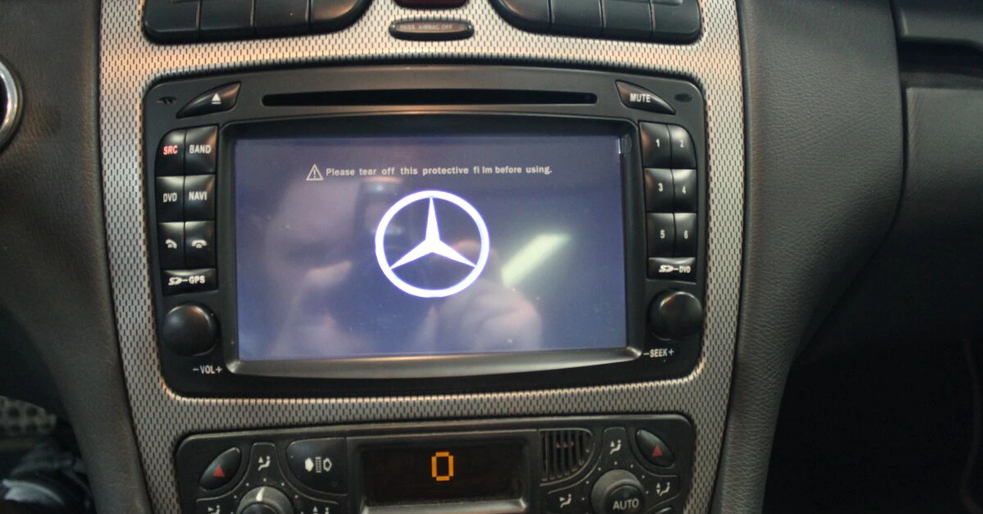 Mercedes C180 AMG : autoradio GPS et Bluetooth intégré