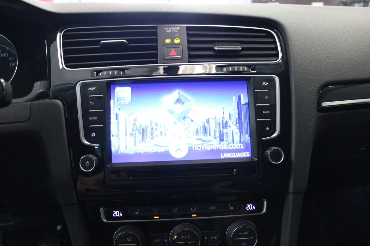 Volkswagen Golf 7 : GPS multimédia avec ordinateur de bord et radar de recul d'origine