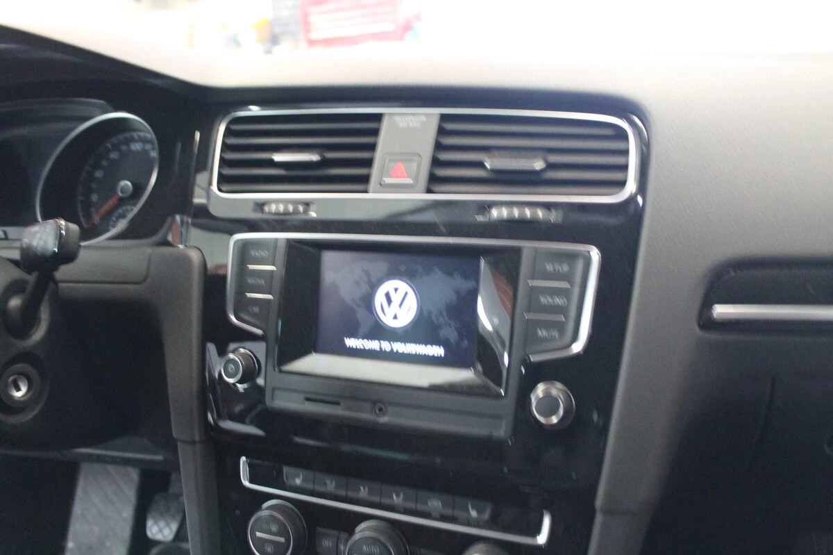Volkswagen Golf 7 : GPS multimédia avec ordinateur de bord et radar de recul d'origine