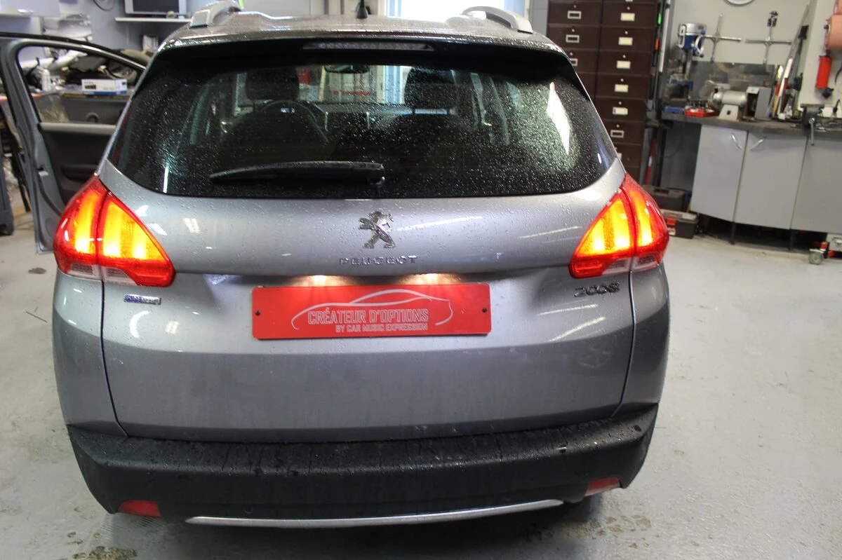 Peugeot 2008 de 2016 : caméra de recul sur l'écran d'origine