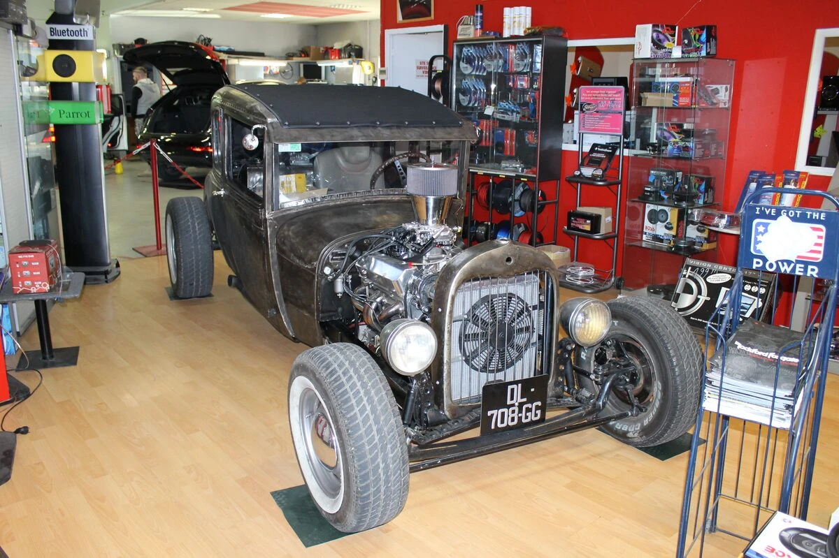 Hot rod Ford T : kit NOS, branchements électriques et manomètre