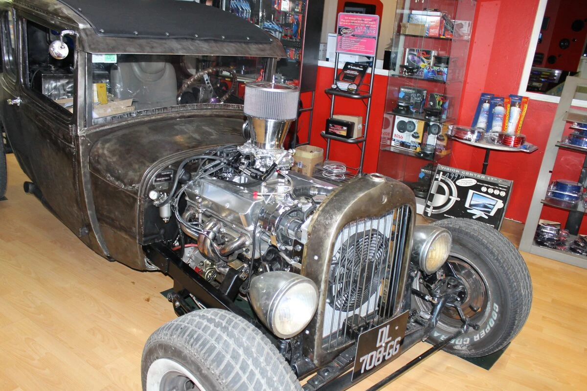 Hot rod Ford T : kit NOS, branchements électriques et manomètre
