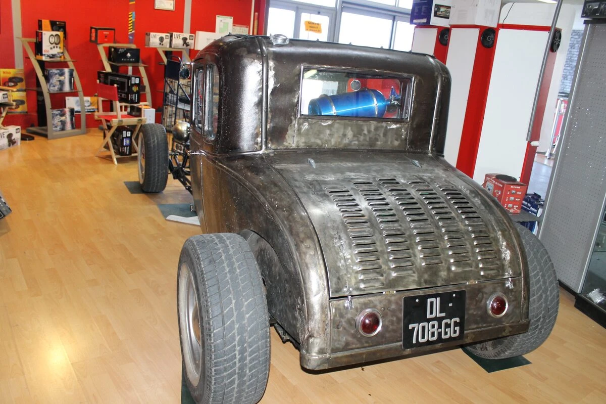 Hot rod Ford T : kit NOS, branchements électriques et manomètre