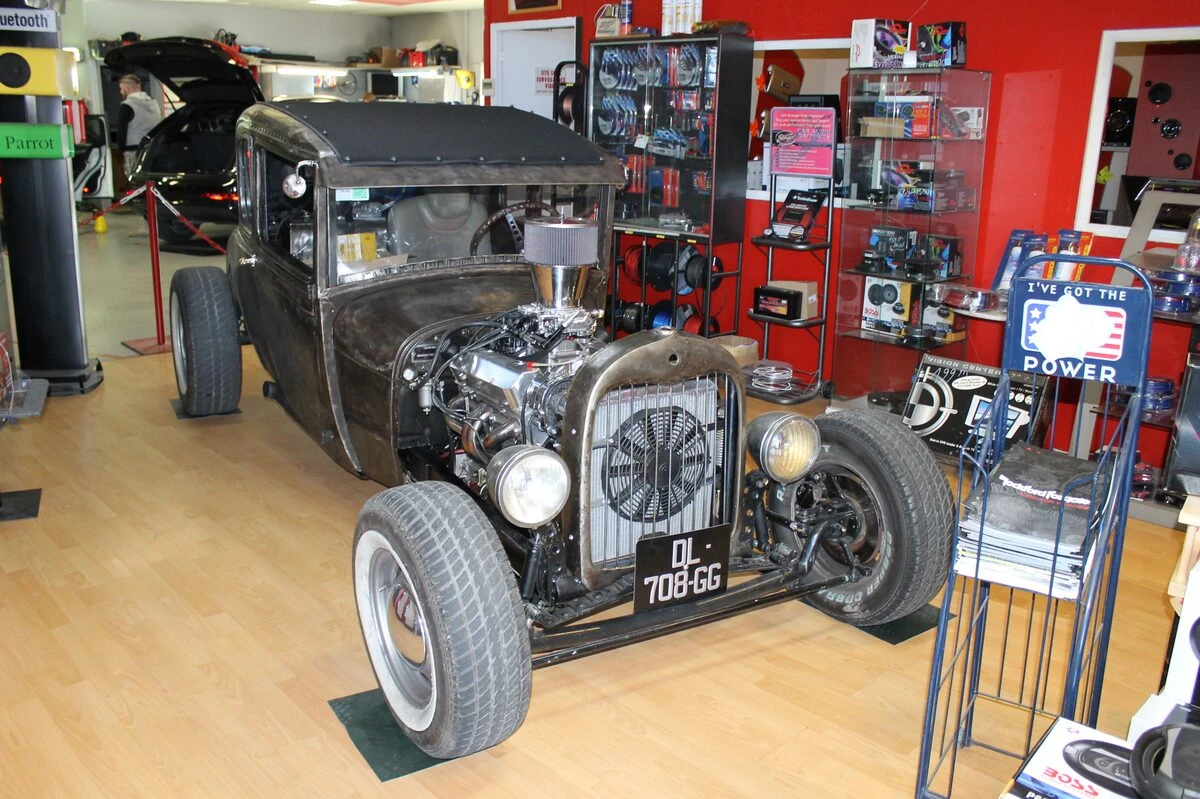 Hot rod Ford T : kit NOS, branchements électriques et manomètre