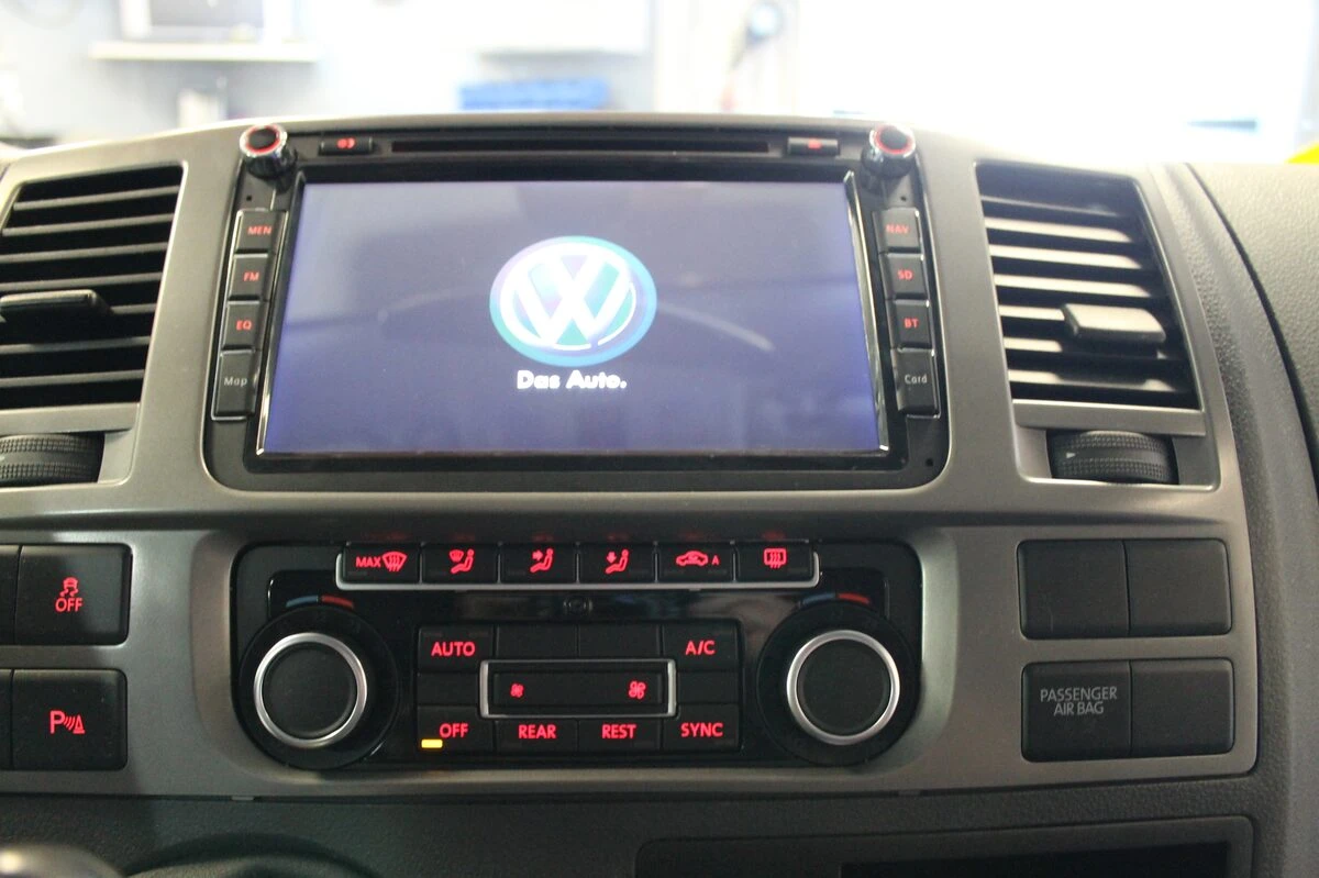 Volkswagen Caravelle : autoradio GPS multimédia et aide au stationnement à l'écran