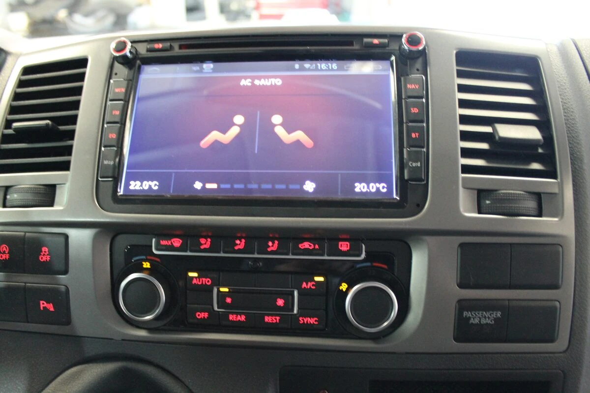 Volkswagen Caravelle : autoradio GPS multimédia et aide au stationnement à l'écran