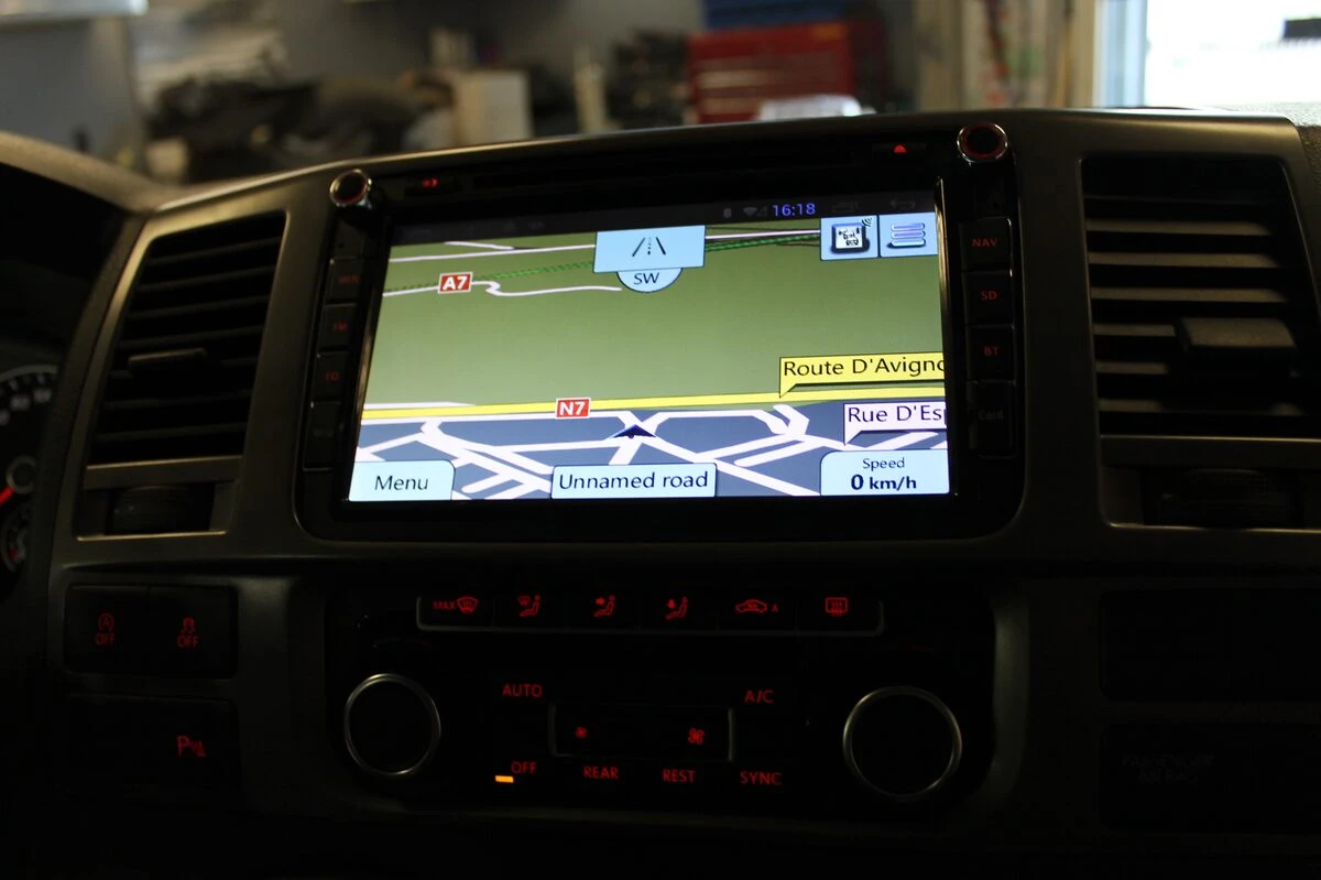Volkswagen Caravelle : autoradio GPS multimédia et aide au stationnement à l'écran