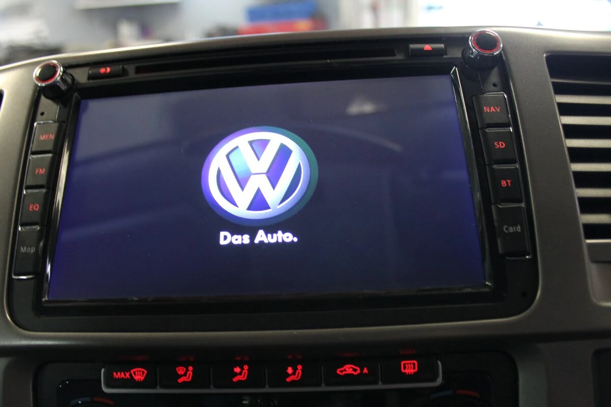 Volkswagen Caravelle : autoradio GPS multimédia et aide au stationnement à l'écran