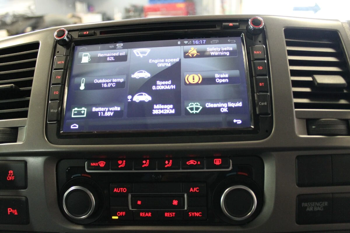Volkswagen Caravelle : autoradio GPS multimédia et aide au stationnement à l'écran