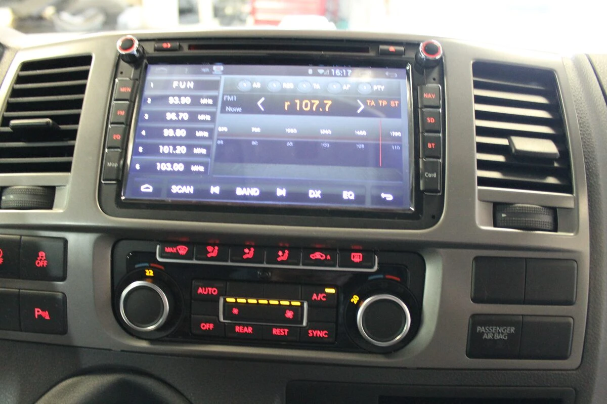 Volkswagen Caravelle : autoradio GPS multimédia et aide au stationnement à l'écran