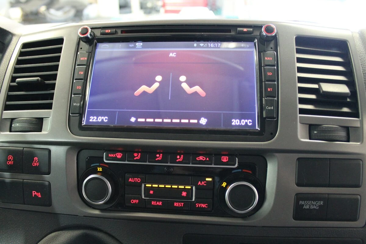 Volkswagen Caravelle : autoradio GPS multimédia et aide au stationnement à l'écran