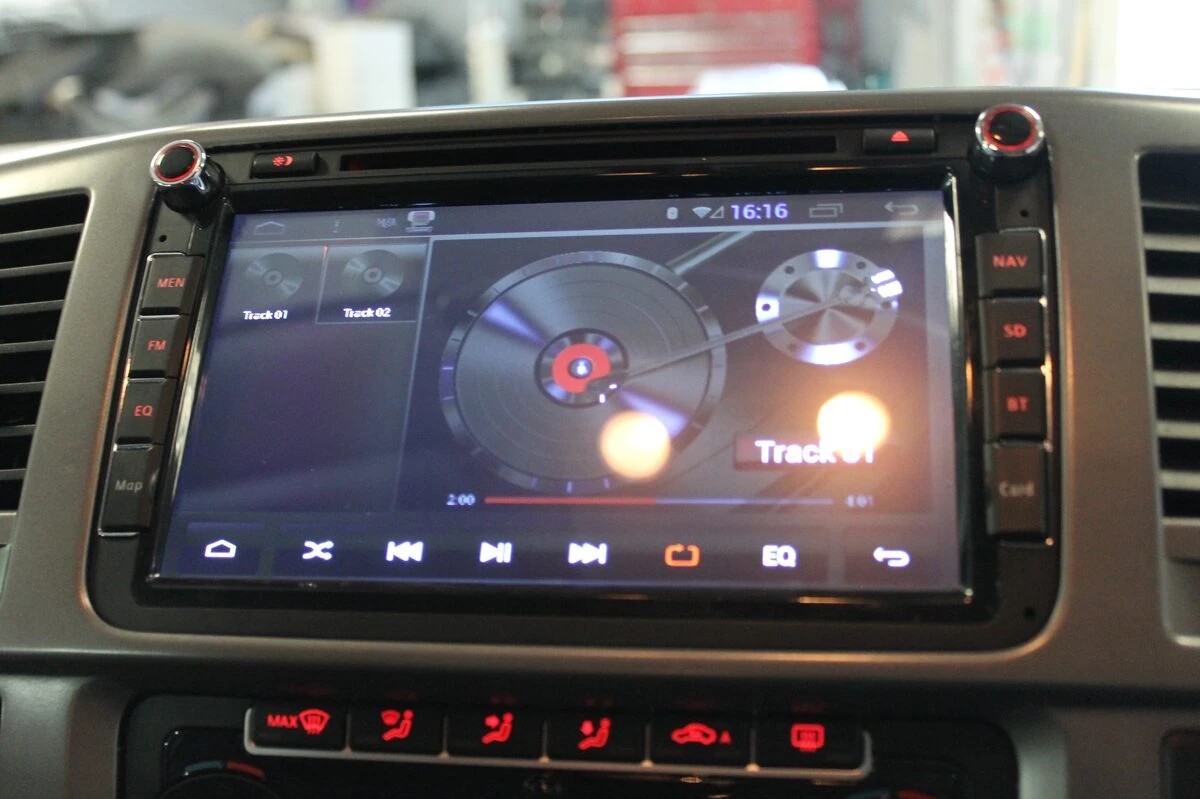 Volkswagen Caravelle : autoradio GPS multimédia et aide au stationnement à l'écran