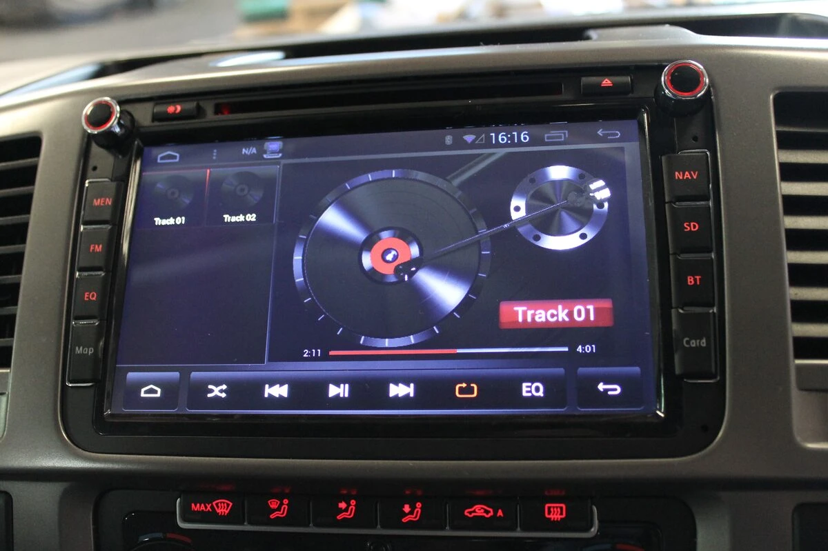 Volkswagen Caravelle : autoradio GPS multimédia et aide au stationnement à l'écran