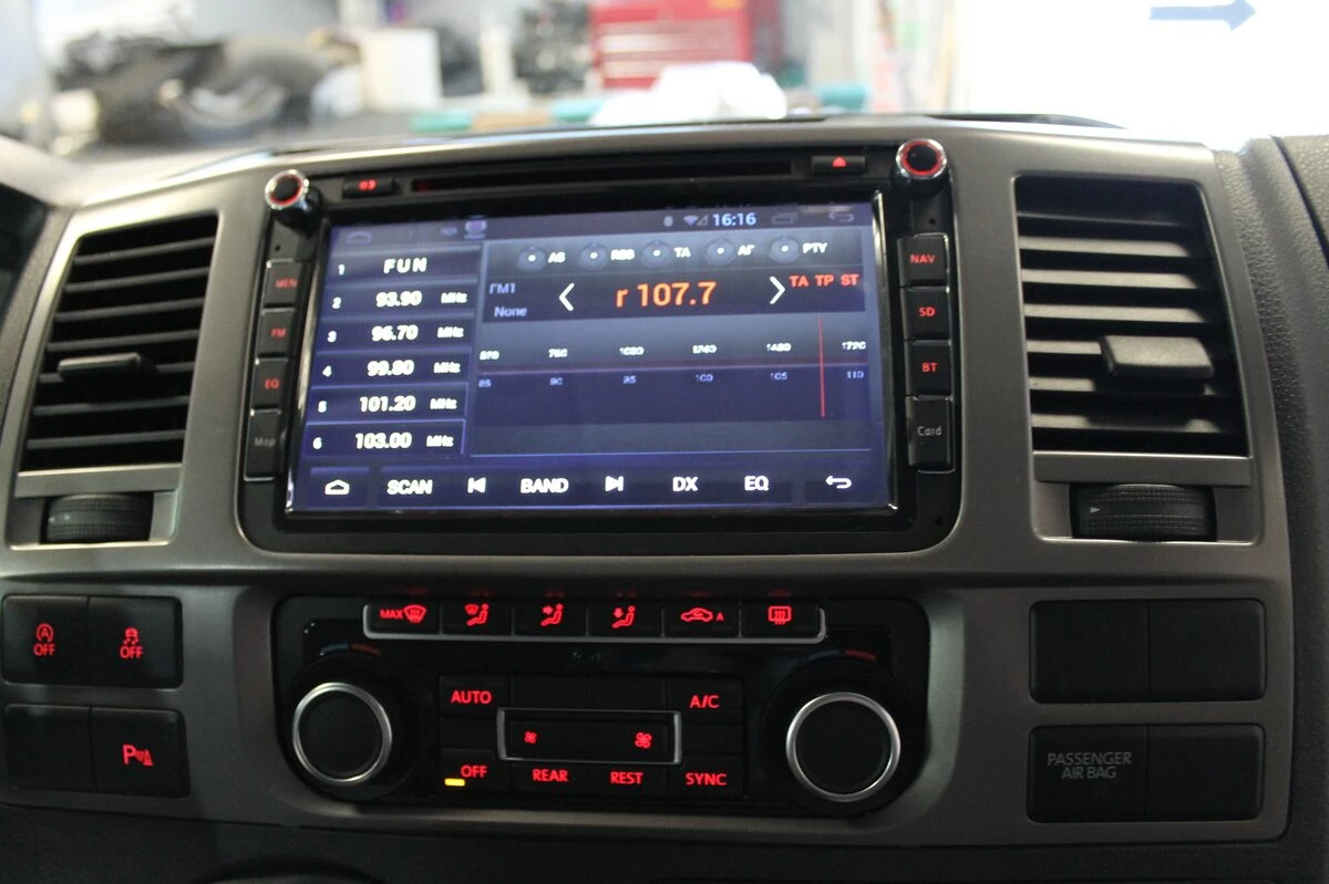 Volkswagen Caravelle : autoradio GPS multimédia et aide au stationnement à l'écran