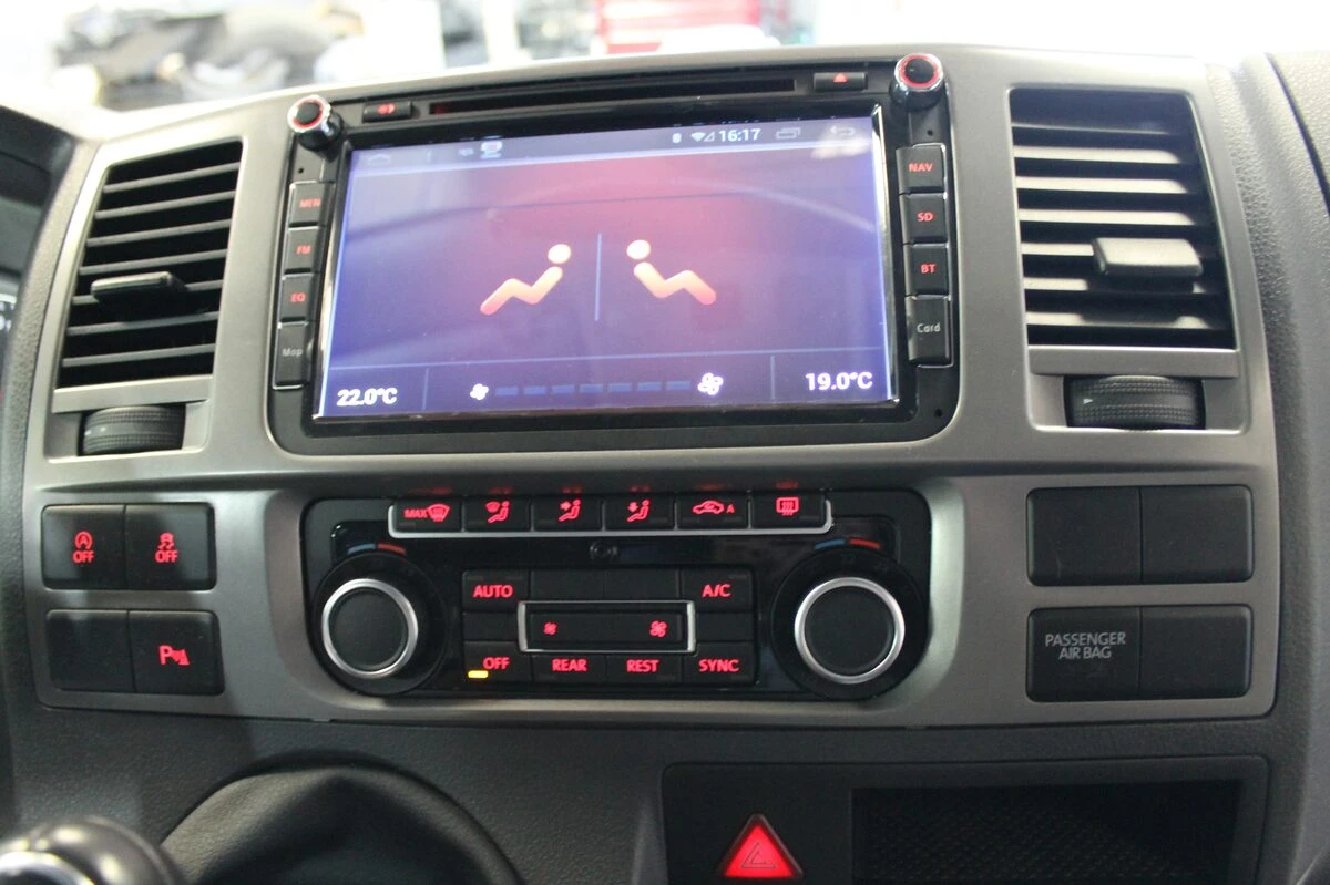 Volkswagen Caravelle : autoradio GPS multimédia et aide au stationnement à l'écran