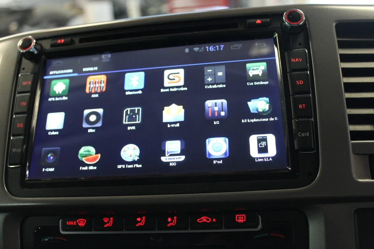 Volkswagen Caravelle : autoradio GPS multimédia et aide au stationnement à l'écran