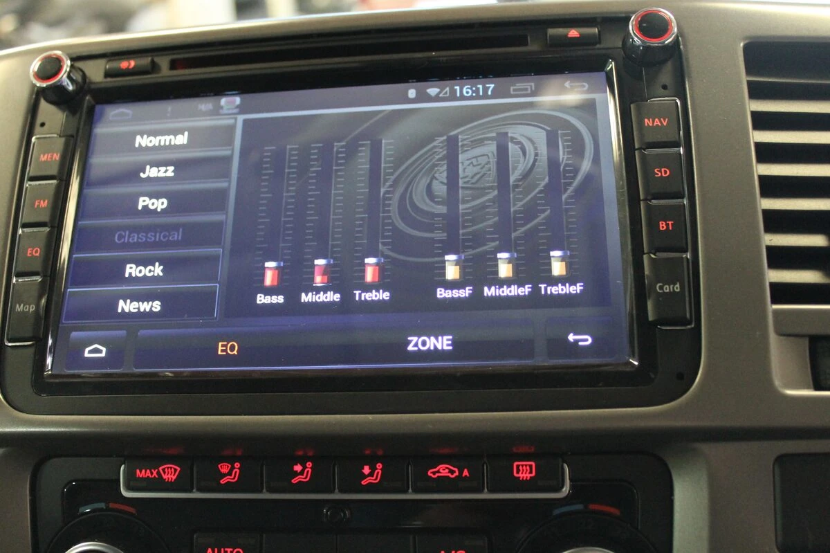 Volkswagen Caravelle : autoradio GPS multimédia et aide au stationnement à l'écran