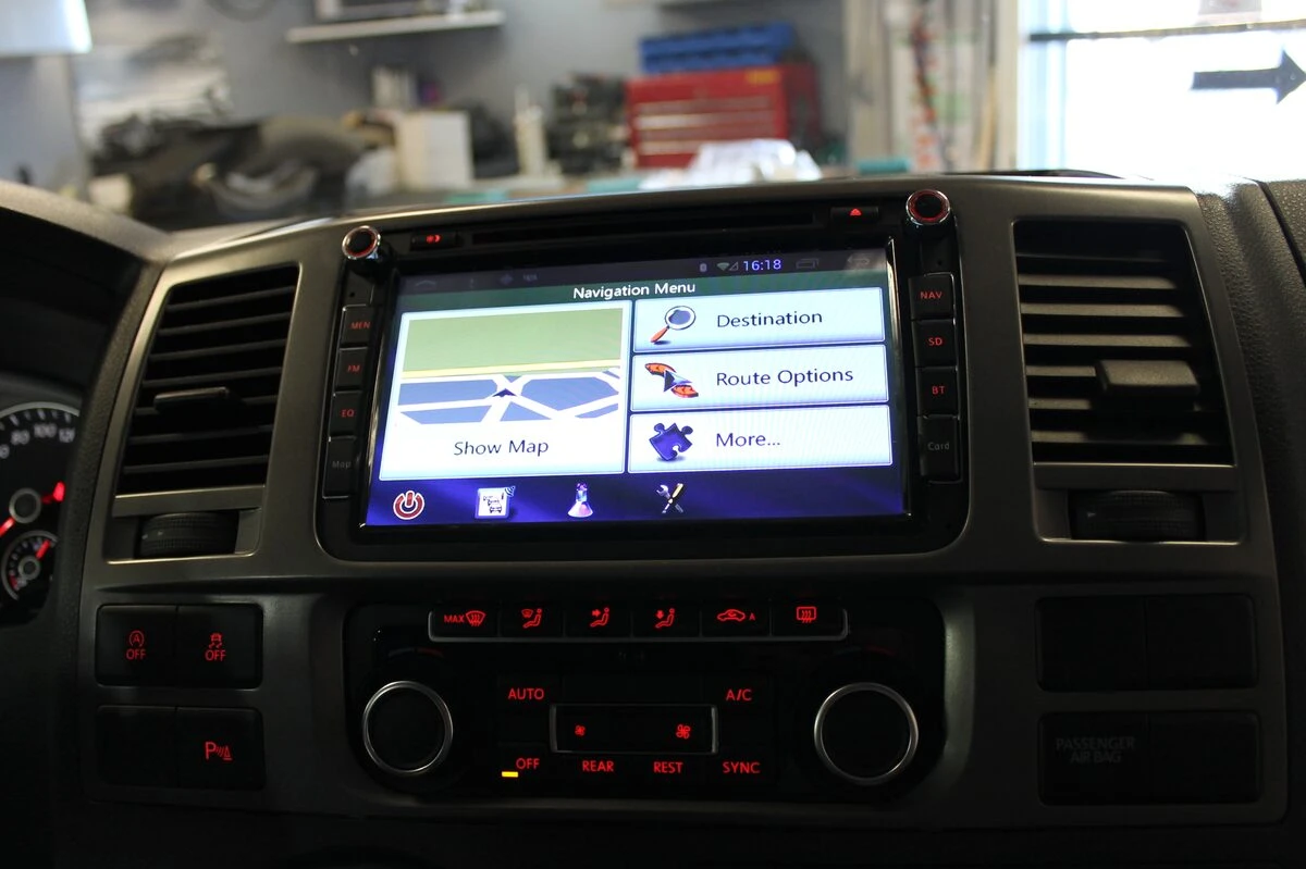 Volkswagen Caravelle : autoradio GPS multimédia et aide au stationnement à l'écran