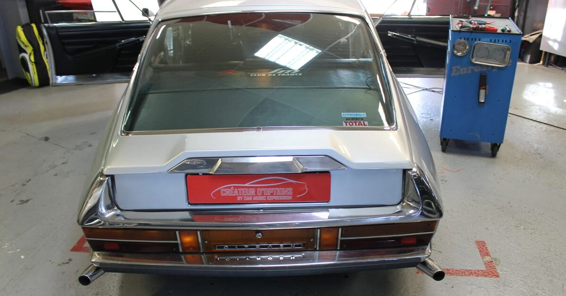 Citroën SM 1974 : autoradio JVC Bluetooth et haut-parleurs