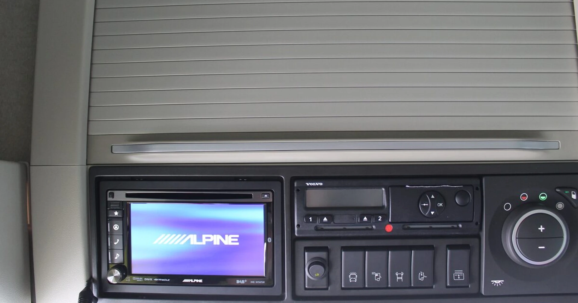 Camion Volvo 2016 : autoradio GPS Alpine et écran déporté
