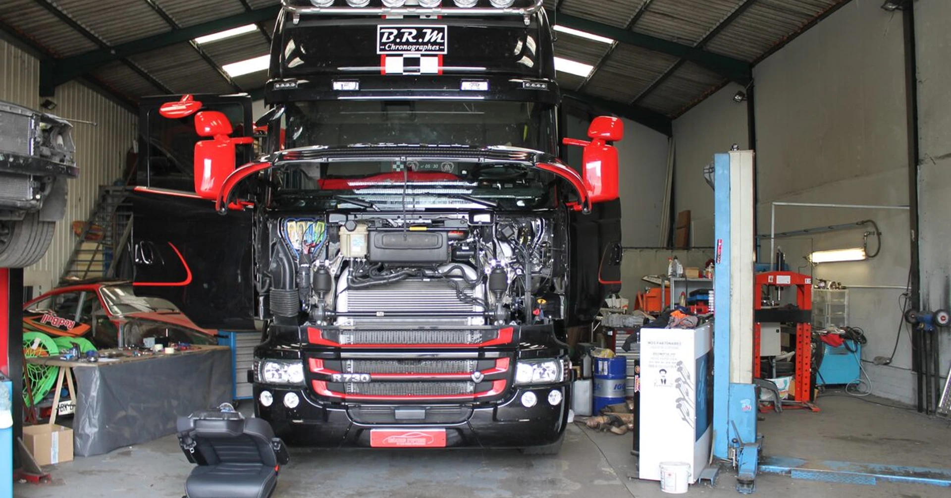Scania 2016 noir : sono 24 V Rockford Fosgate et Alpine