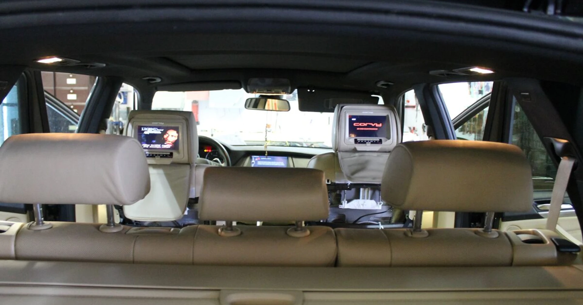 BMW X5 : écrans d'appuie-têtes DVD, USB et carte SD