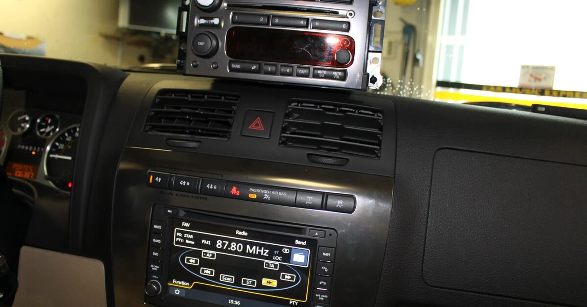 Hummer H3 : autoradio GPS et amplification d'origine