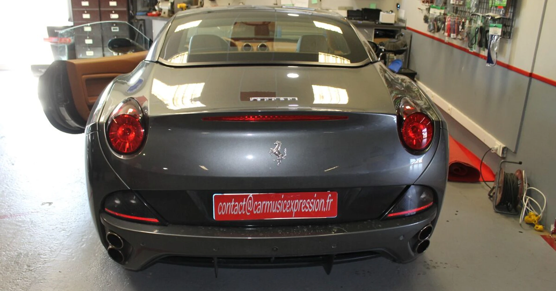 Ferrari California : traceur et Coyote sur l'après-contact