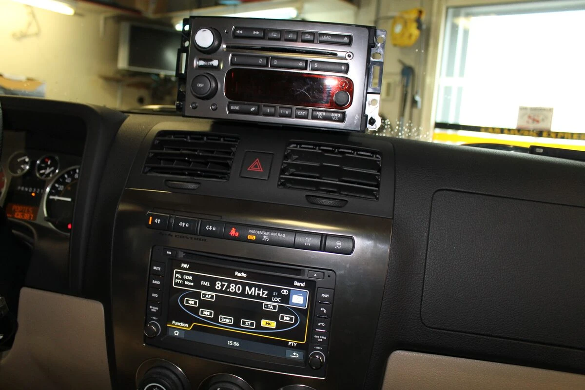 Hummer H3 : autoradio GPS avec amplification d'origine conservée
