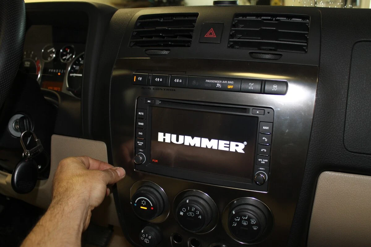 Hummer H3 : autoradio GPS avec amplification d'origine conservée