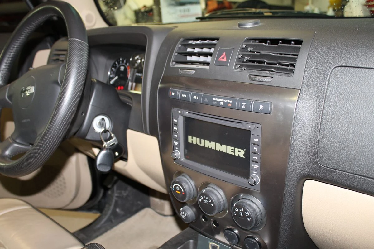 Hummer H3 : autoradio GPS avec amplification d'origine conservée