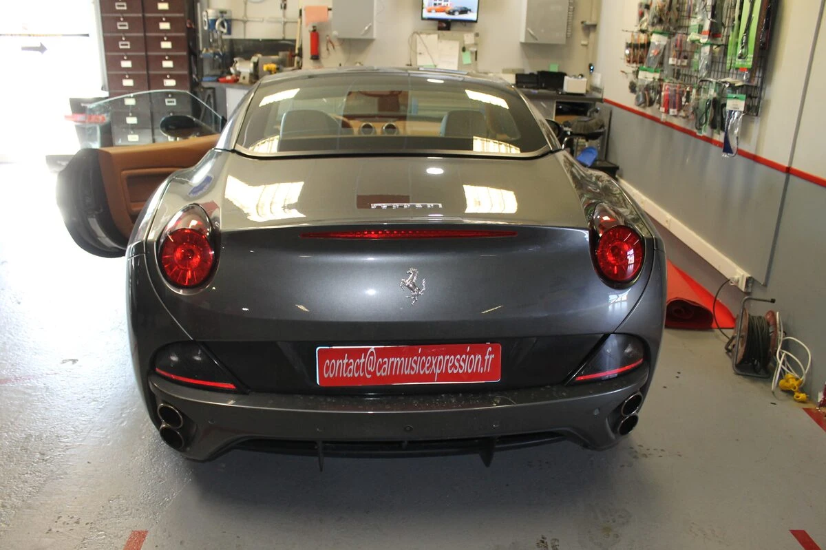 Ferrari California : traceur et Coyote branché sur l'après-contact