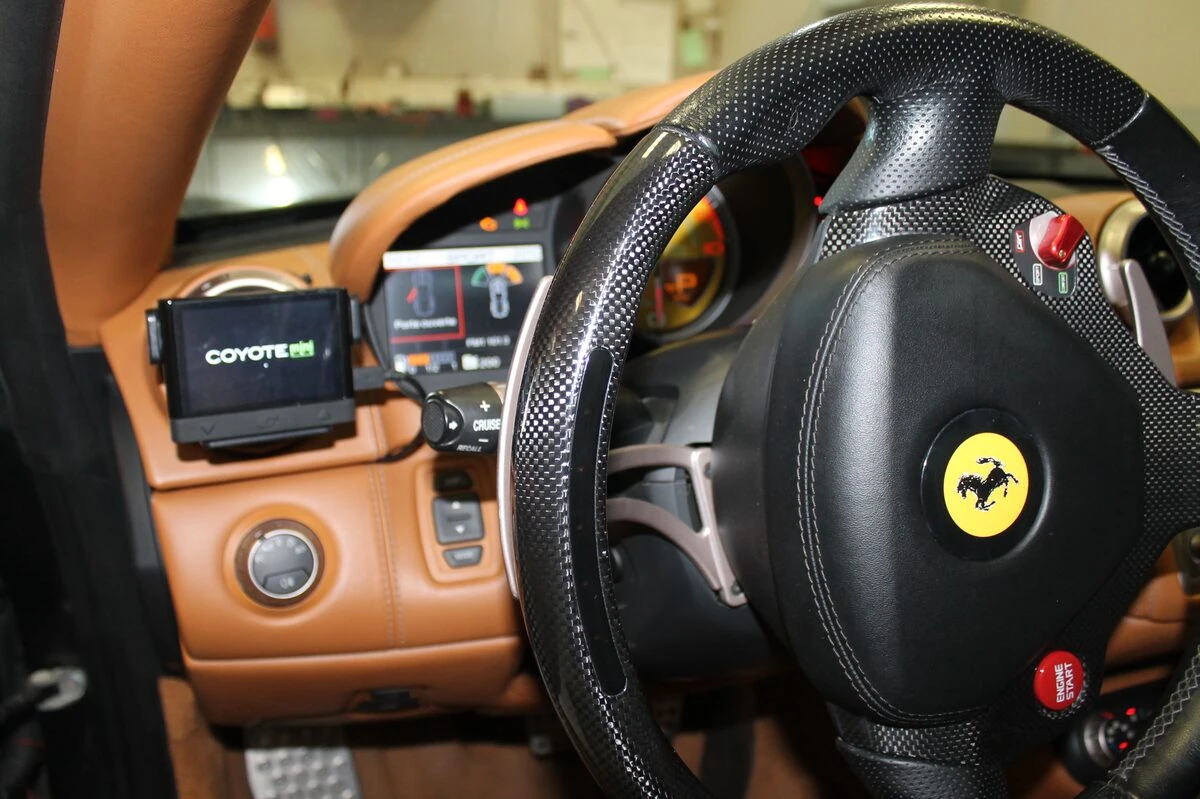 Ferrari California : traceur et Coyote branché sur l'après-contact