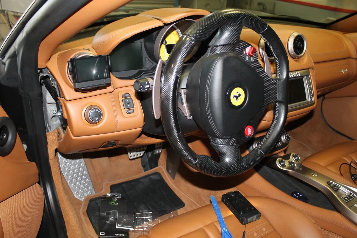 Ferrari California : traceur et Coyote branché sur l'après-contact