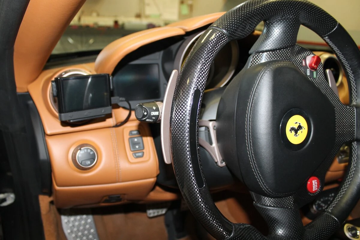 Ferrari California : traceur et Coyote branché sur l'après-contact