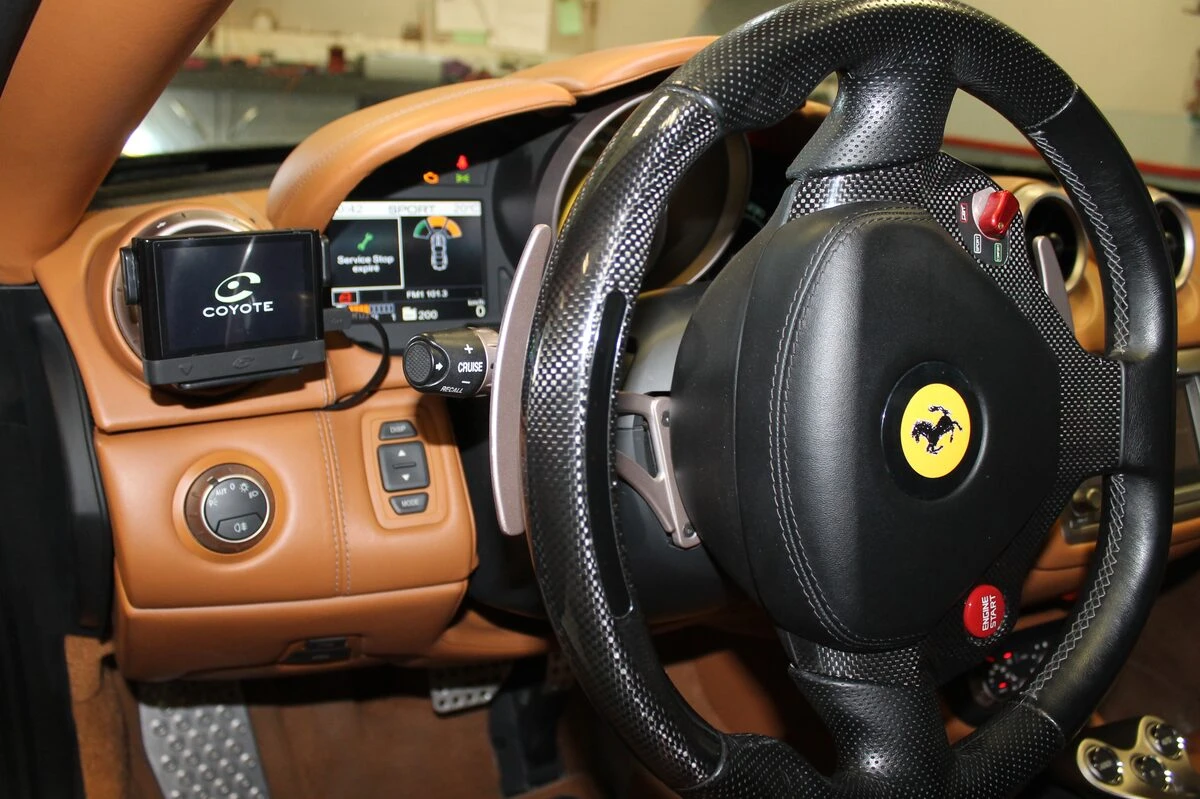 Ferrari California : traceur et Coyote branché sur l'après-contact
