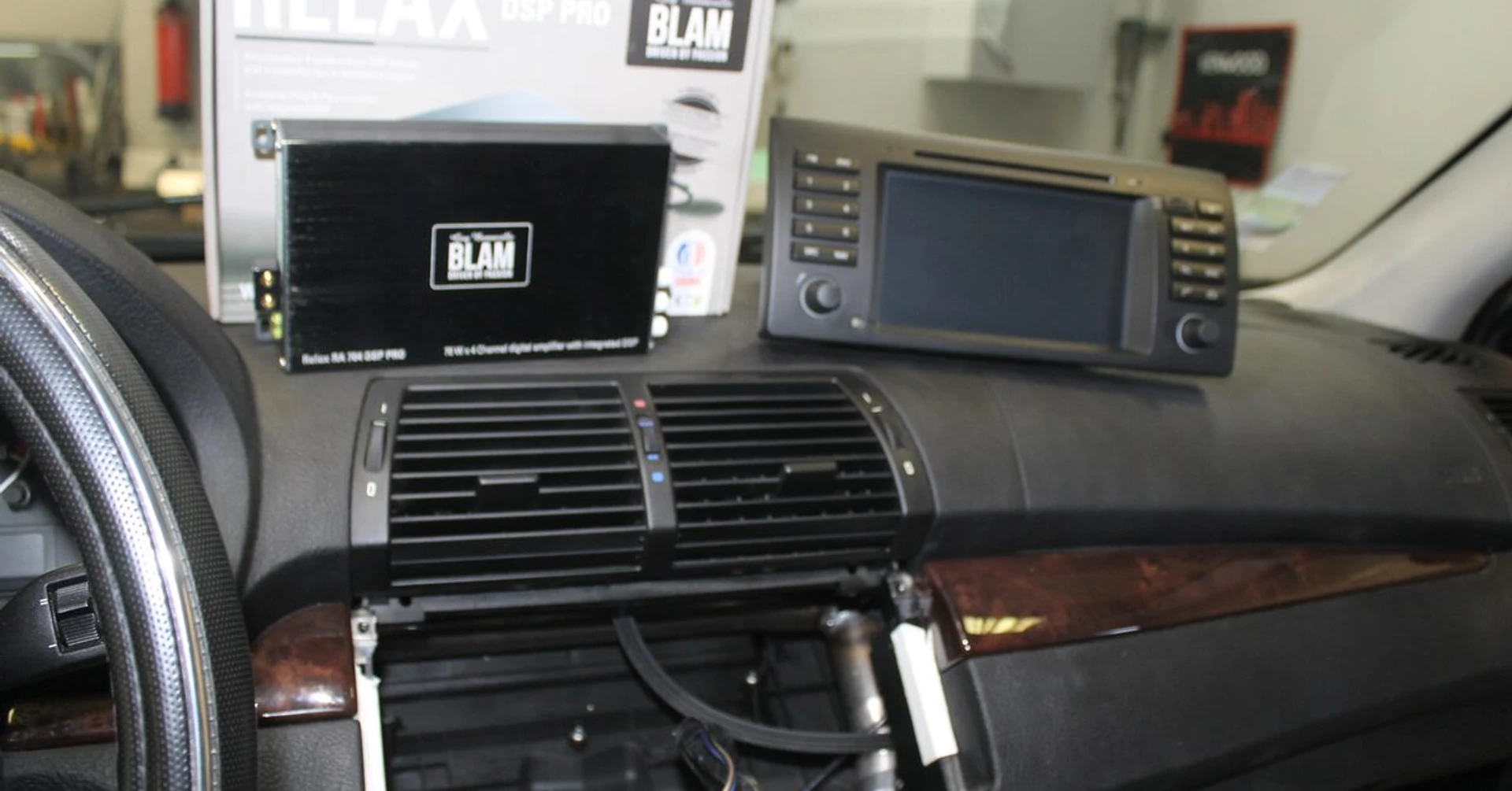 BMW X5 : autoradio GPS, caméra et ampli BLAM RA704 DSP