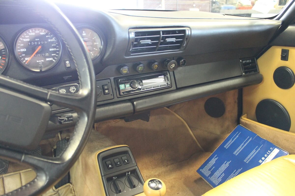 Porsche 964 : autoradio et sonorisation Rockford et Match aux emplacements d'origine