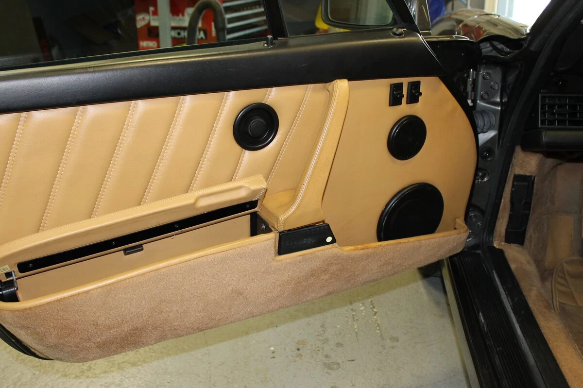 Porsche 964 : autoradio et sonorisation Rockford et Match aux emplacements d'origine