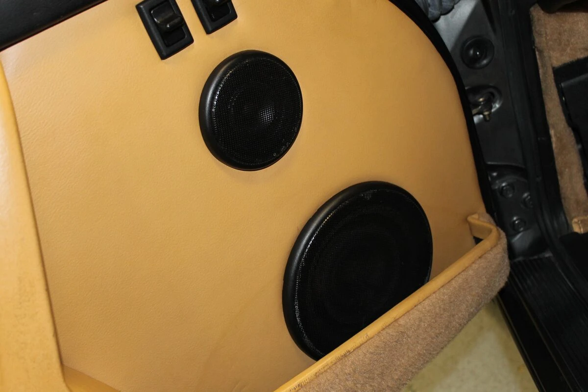 Porsche 964 : autoradio et sonorisation Rockford et Match aux emplacements d'origine