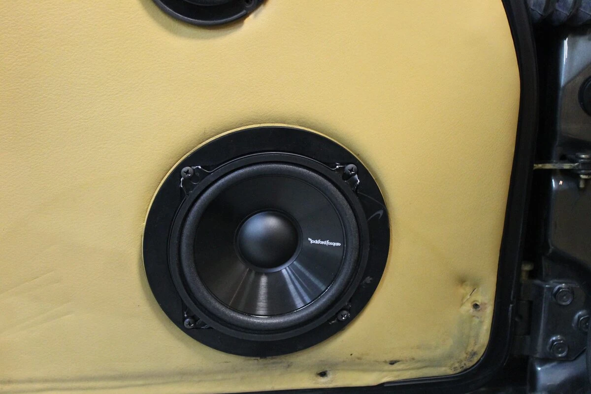 Porsche 964 : autoradio et sonorisation Rockford et Match aux emplacements d'origine