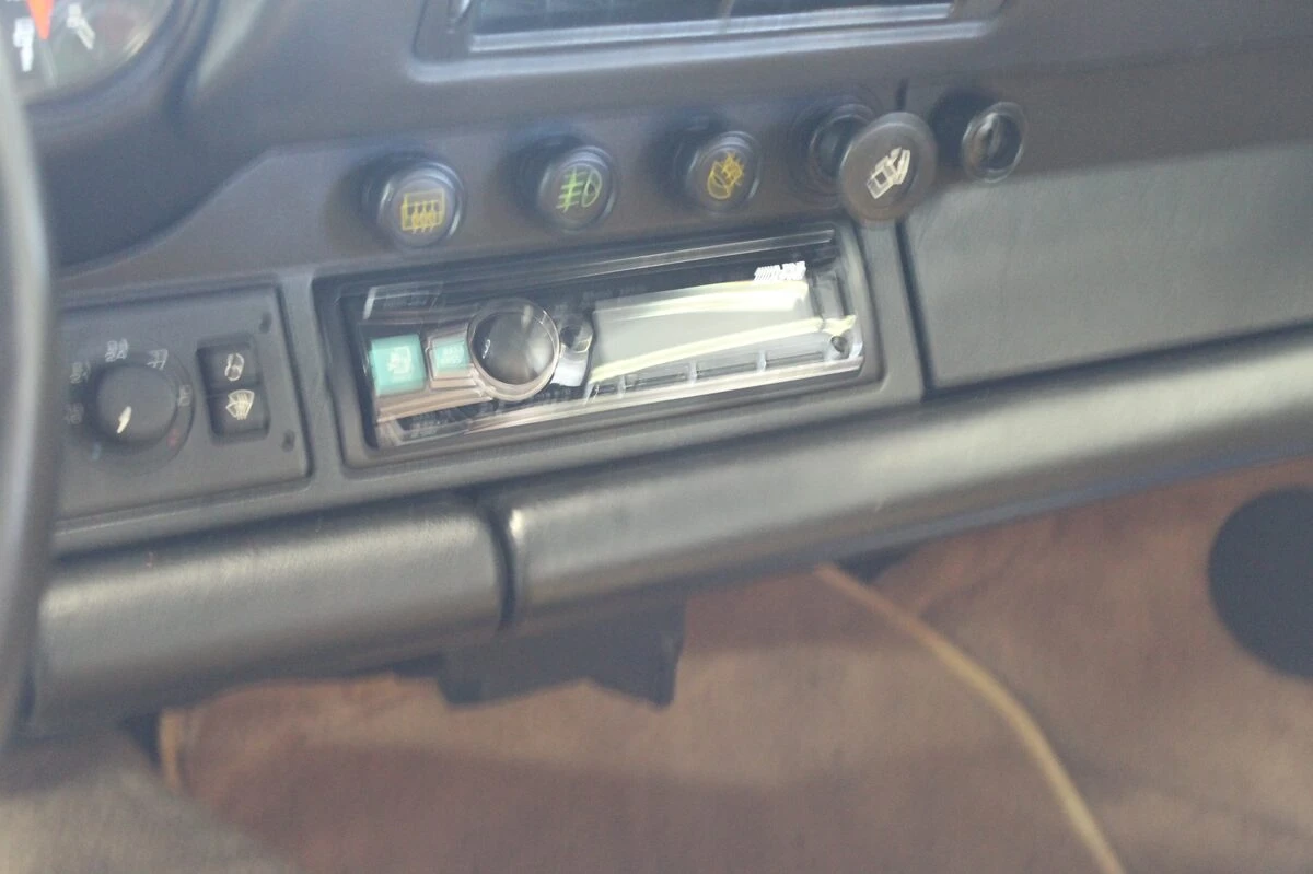 Porsche 964 : autoradio et sonorisation Rockford et Match aux emplacements d'origine