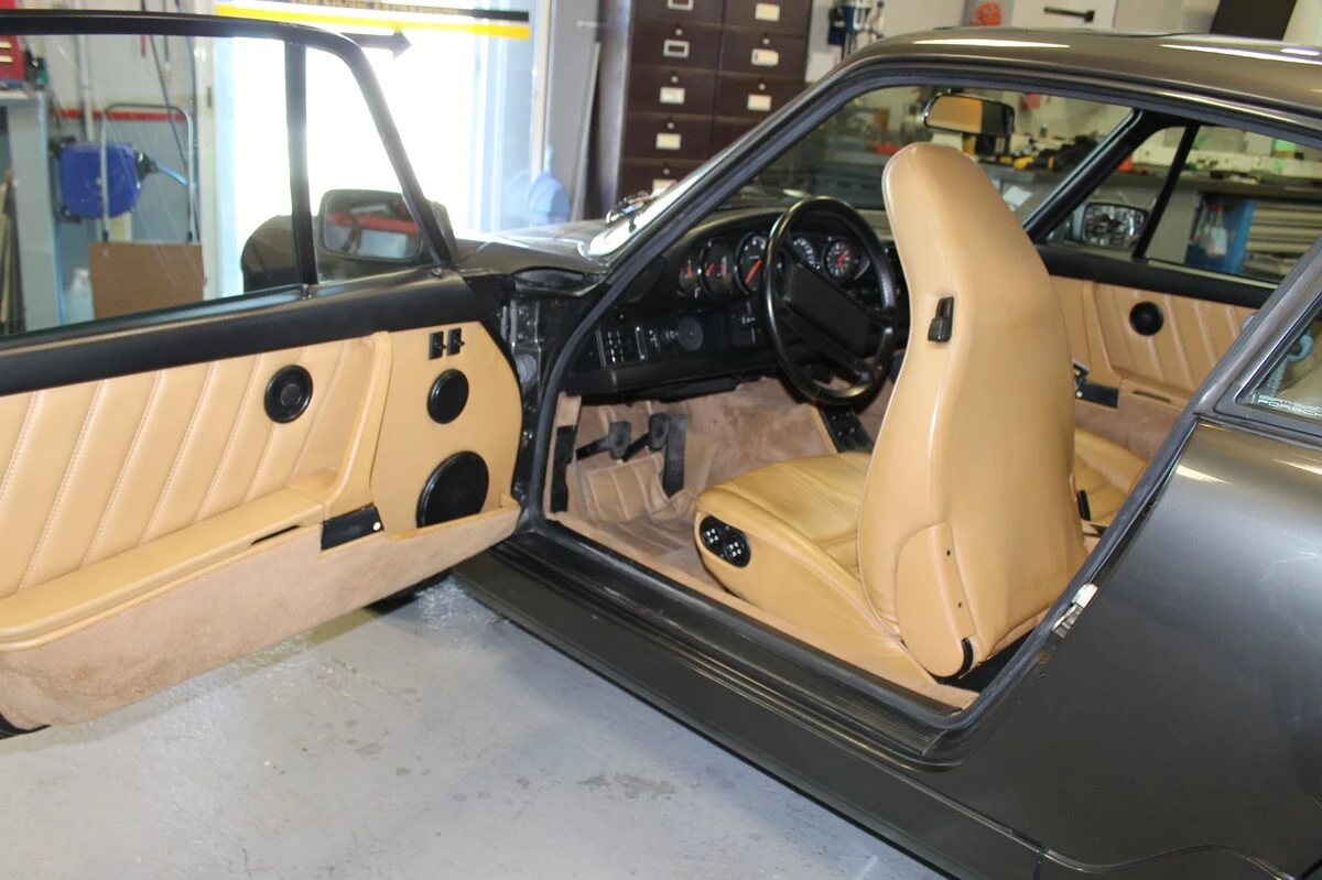 Porsche 964 : autoradio et sonorisation Rockford et Match aux emplacements d'origine
