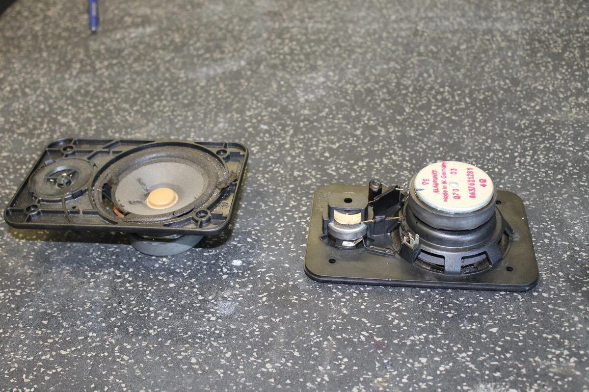 Porsche 964 : autoradio et sonorisation Rockford et Match aux emplacements d'origine