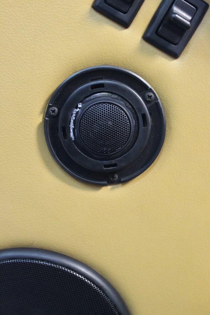 Porsche 964 : autoradio et sonorisation Rockford et Match aux emplacements d'origine
