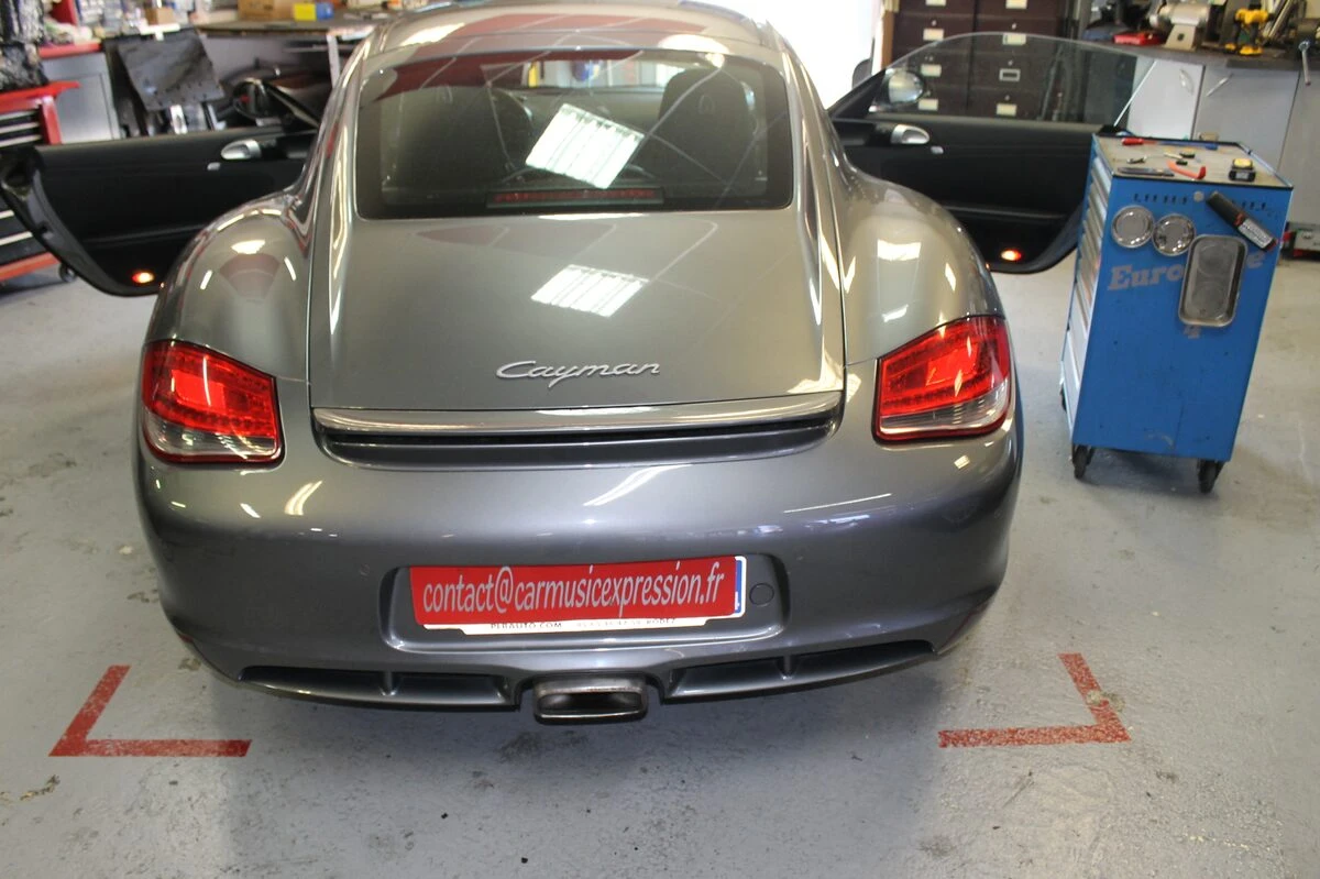 Porsche Cayman : autoradio GPS et aide au stationnement avant créée sur mesure