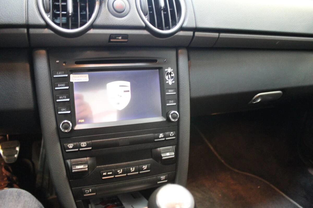 Porsche Cayman : autoradio GPS et aide au stationnement avant créée sur mesure